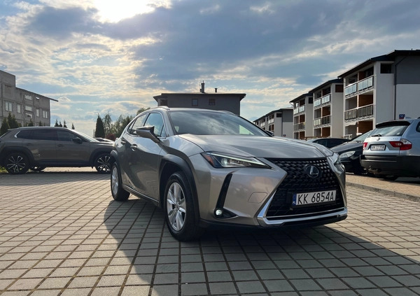 Lexus UX cena 103999 przebieg: 89000, rok produkcji 2021 z Rzeszów małe 562